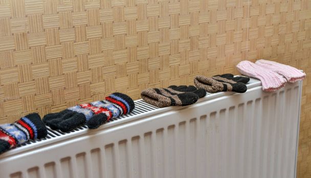 Зимові вовняні дитячі рукавички сухі на обігрівачі після намокання
. - Фото, зображення