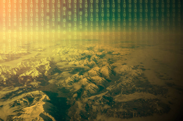 Концептуальный образ гор и двоичный код, показывающий антиутопическое будущее с глобальными экологическими и компьютерными проблемами. - Фото, изображение