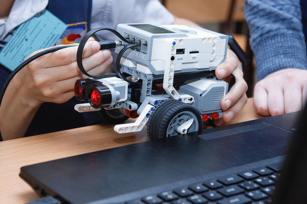 学校のロボット研究室。車輪の上のブロックからロボットのコンストラクタ...ロボット工学の概念。未来科学の概念。選択的焦点. - 写真・画像