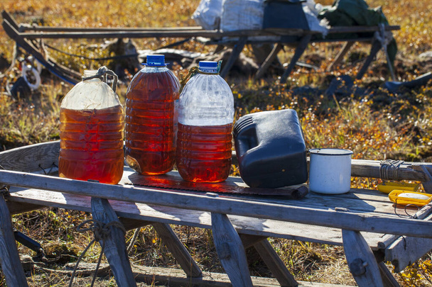 El extremo norte, los pueblos indígenas del norte beben agua del pantano, agua sucia no purificada en latas de 5 litros - Foto, imagen