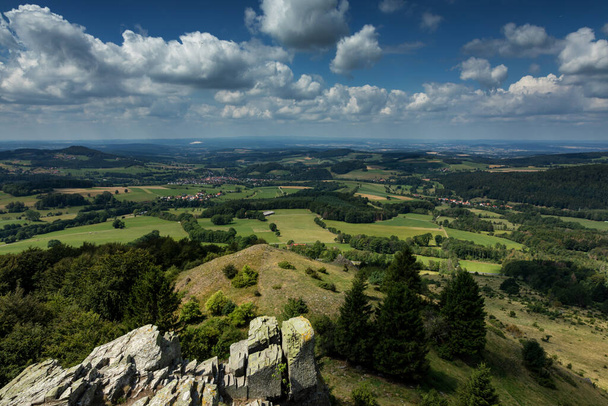 Формирование скал на горе Вассеркуппе, Гессен, Германия - Фото, изображение