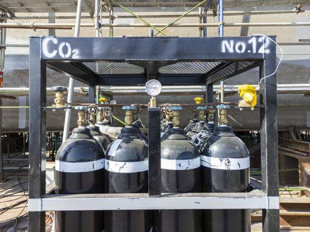 Carbon dioxide cilinder pack, te gebruiken voor lasproces Flux Cored Arc Welding. - Foto, afbeelding