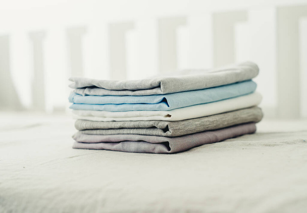 una serie di lenzuola pulite sul letto primo piano - Foto, immagini