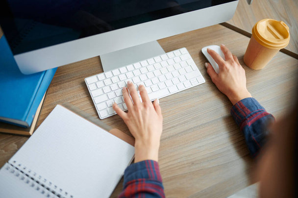 IT-Fachfrau greift im Büro zur Tastatur - Foto, Bild