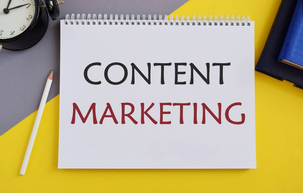 Content Marketing geschriften in Notebook. Concept betekenis omvat het creëren en delen van online materiaal - Foto, afbeelding
