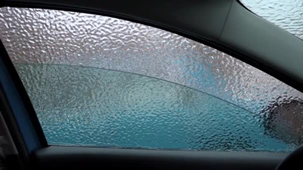 Araba dondurucu yağmurla kaplı. Sürüş için aşırı kış havası - Video, Çekim