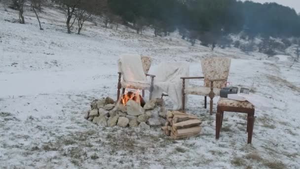 Fuego en la nieve con los cómodos sillones y camas mullidas para una pareja encantadora. - Imágenes, Vídeo