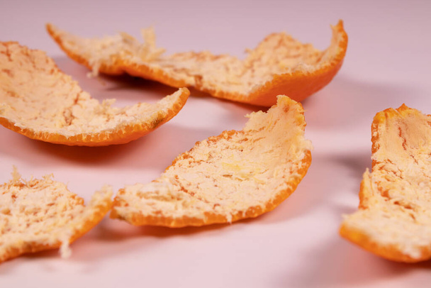 bucce di mandarino sparse sul lato bianco - Foto, immagini