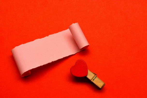Papel desgarrado con fondo de papel rojo. Concepto del Día de San Valentín. Blank para uso de texto - Foto, imagen
