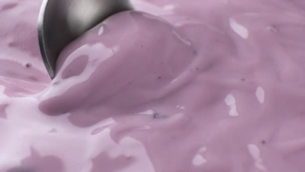 Marjajogurtti lusikalla, mustikkajogurtti lähikuva - Materiaali, video