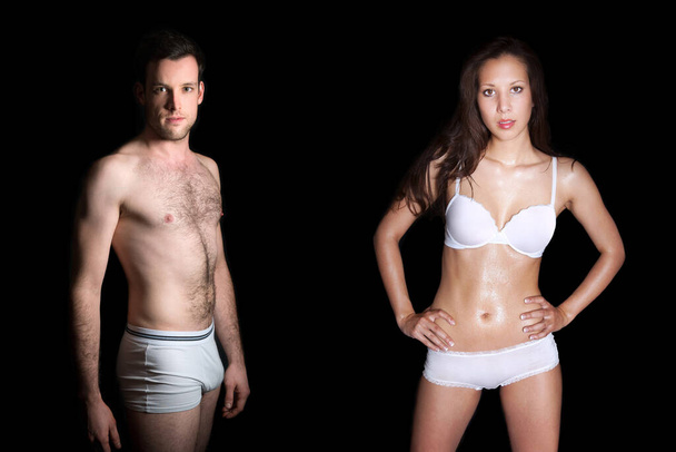 Männliche und weibliche Dessous-Modelle tragen weiße Unterwäsche vor dunklem Hintergrund - Foto, Bild