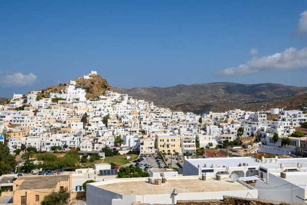 Ios 'un Chora kasabası. Ios Adası, Ege Denizi 'nde popüler bir turizm merkezidir. Cyclades Adaları, Yunanistan - Fotoğraf, Görsel