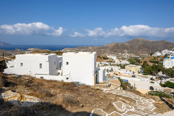 Zomer villa 's met uitzicht op zee in Chora stad Ios. Ios Island is een populaire toeristische bestemming in de Egeïsche Zee. Cycladen, Griekenland - Foto, afbeelding