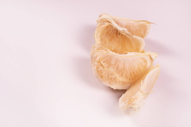 halbe Mandarine in Scheiben geschnitten - Foto, Bild