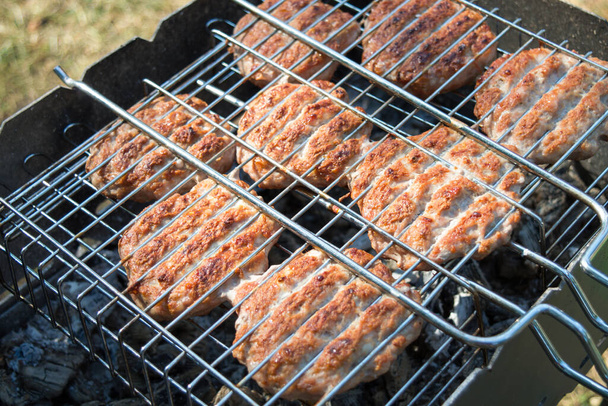 Burgers barbecue viande de bœuf ou de porc pour hamburger préparé grillé sur barbecue, vue grand angle, gros plan - Photo, image
