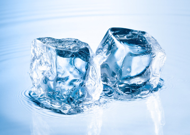 кубик льда на поверхности воды
 - Фото, изображение