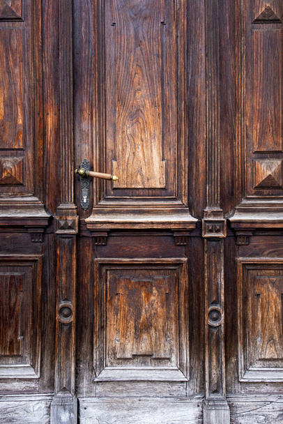 Puerta roscada de madera vieja de colores marrón y amarillo - Foto, imagen