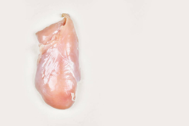 Filet de poulet cru isolé sur fond blanc - Photo, image