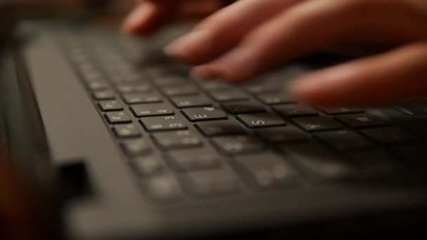 Közelkép egy személyről, aki laptopon gépel. Egy jegyzetfüzeten dolgozó személy közeli képe. - Felvétel, videó