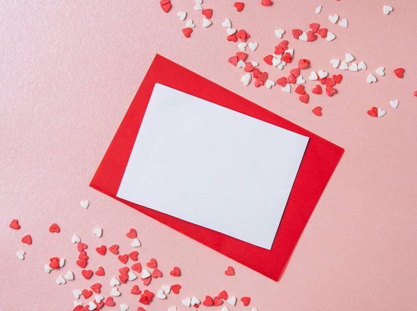 szerelem levél szív konfetti rózsaszín háttér. Fogalom Valentin-napról, anyák napjáról, esküvő napjáról. Felülnézet és másolás - Fotó, kép