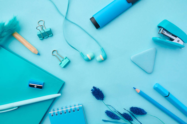 Office stationery supplies in blue tones. School or education accessories, writing and drawing tools, pencils and pens, clips and notepad - Foto, Imagen
