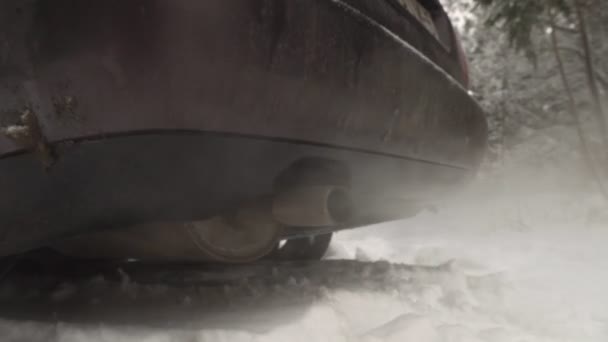 Vastag fehér füst a kipufogócsőből a motor beindításakor - Felvétel, videó