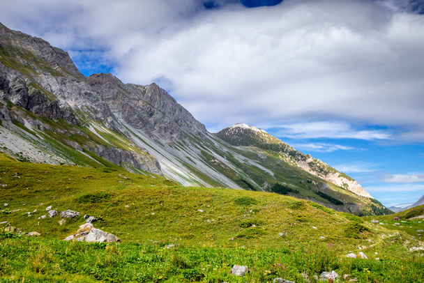 Mountain and pastures landscape in Pralognan la Vanoise. French alps - Foto, Imagen