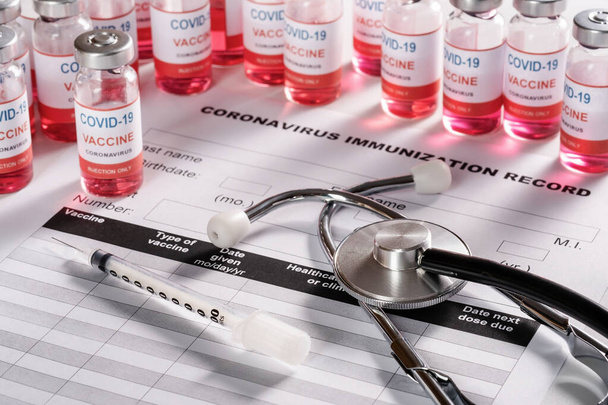 Stéthoscope, seringue et flacon de vaccin flacons en verre pour vaccination COVID-19 - Photo, image