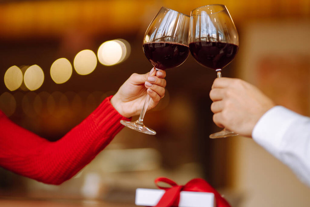 Clinking glasses with red wine. Romantic dinner. Valentines day, romantic date and holidays concept. - Valokuva, kuva