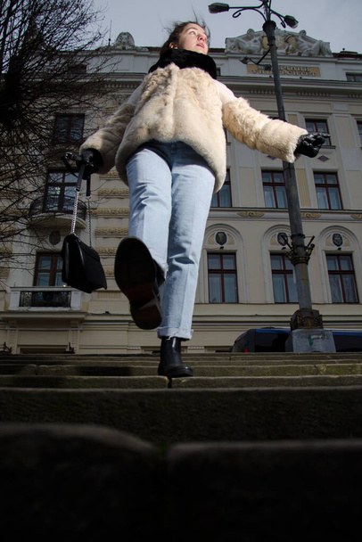 The girl goes down the stairs. - Foto, Bild