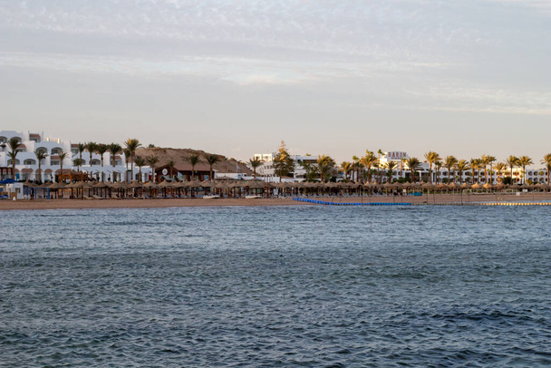 Sharm El Sheikh, Egyiptom - január 14, 2021: Strand az Albatros Palace Sharm szállodában - Fotó, kép