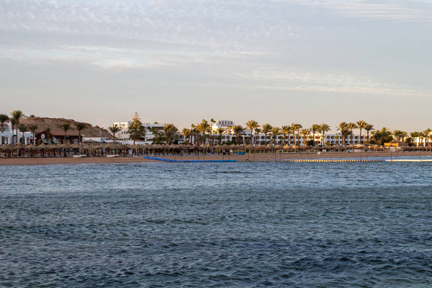 Sharm El Sheikh, Egyiptom - január 14, 2021: Strand az Albatros Palace Sharm szállodában - Fotó, kép