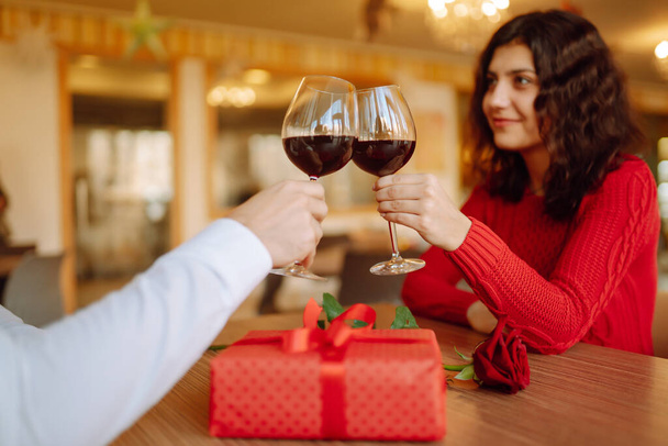 Clinking glasses with red wine. Romantic dinner. Valentines day, romantic date and holidays concept. - Fotoğraf, Görsel