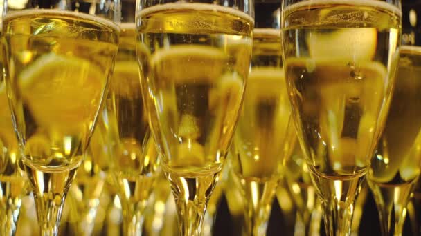 Bubbling copas de champán de cerca - Imágenes, Vídeo