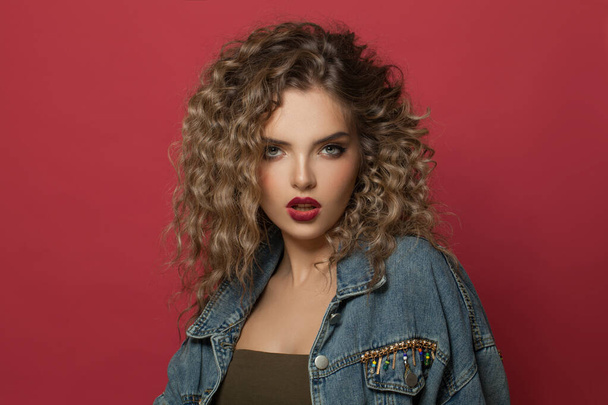 Beautiful woman with curly hair. Caramel balayage highlights coloring - Foto, afbeelding