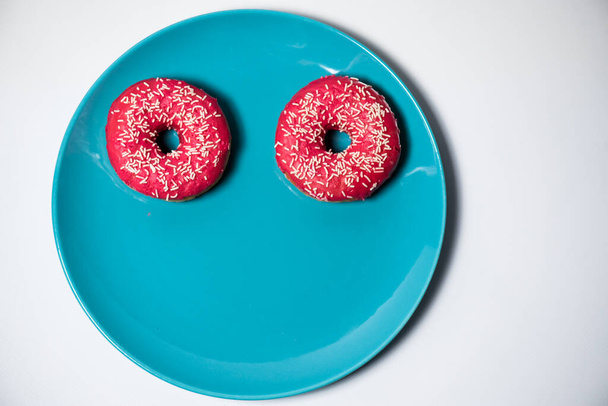 Donut mit blauer Glasur auf weißem Hintergrund - Foto, Bild