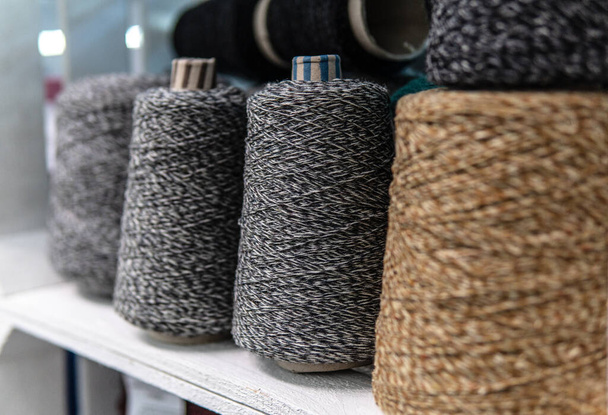 Various skeins of thread on the shelves. Bobbins of yarn. - Foto, Imagen