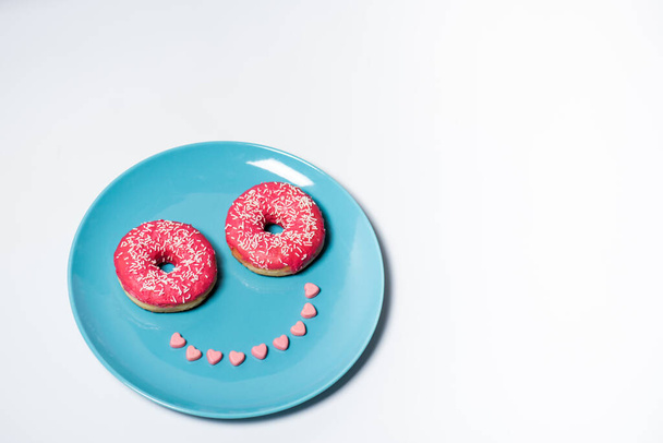 Donut mit bunten Streuungen auf weißem Hintergrund - Foto, Bild