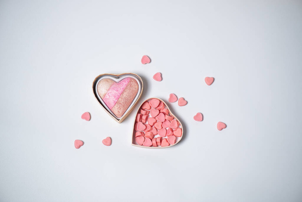 caramelle a forma di cuore su sfondo rosa - Foto, immagini