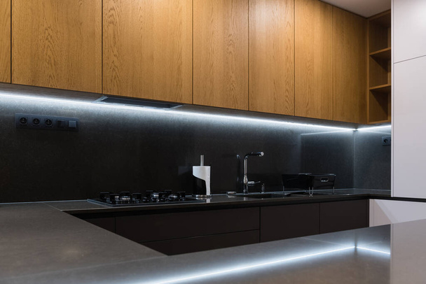 Intérieur de la cuisine moderne avec appareils intégrés dans une maison - Photo, image