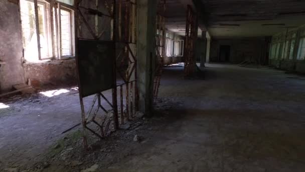 Pripyat, Ukraine, Zone d'exclusion de Tchernobyl, Intérieur vide du bâtiment abandonné - Séquence, vidéo