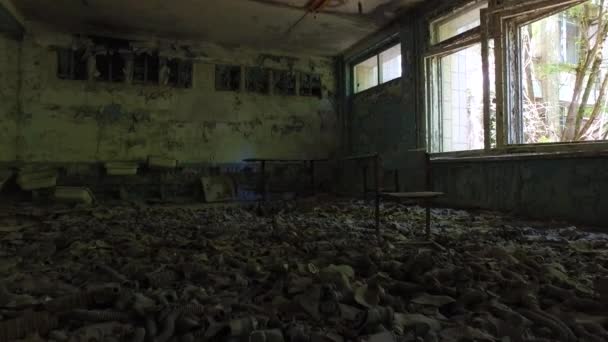 Verheerende Horrorszene in der Tschernobyl-Sperrzone Pripjat Gasmasken am Boden - Filmmaterial, Video