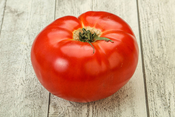 Grande tomate rouge juteuse mûre pour la cuisson - Photo, image