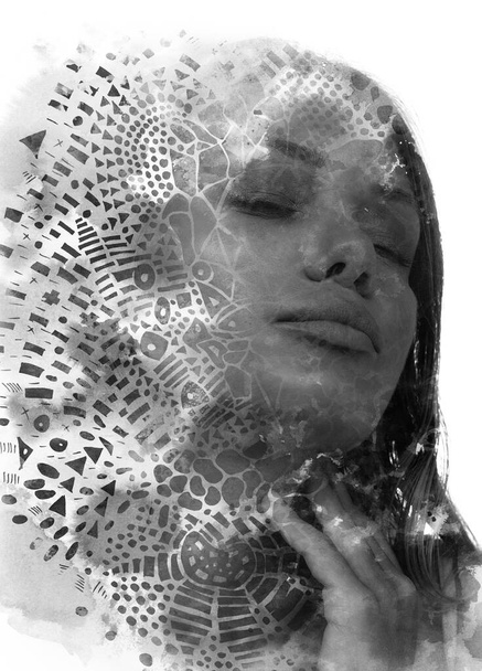 Ein monochromes, abstraktes Porträt einer Frau auf weißem Hintergrund - Foto, Bild
