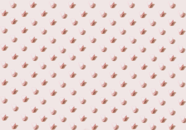 Prostokątny kształt izometryczny wzór stworzony z pianek sercowych w kolorze różowym i białym. 45 stopni kąt na pastelowym beżowym tle koloru. - Zdjęcie, obraz