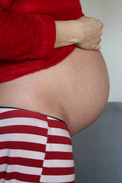 Schwangere erwartet ihr geliebtes Baby - Foto, Bild