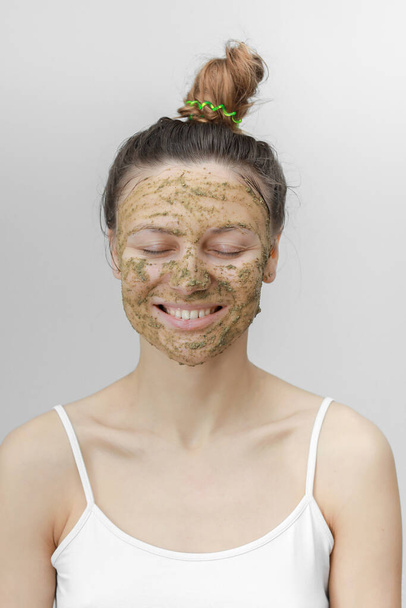 Hermosa mujer con máscara facial natural rejuvenecimiento de la piel limpia aislado sobre fondo blanco. cuidado de la piel. máscara ecológica - Foto, imagen