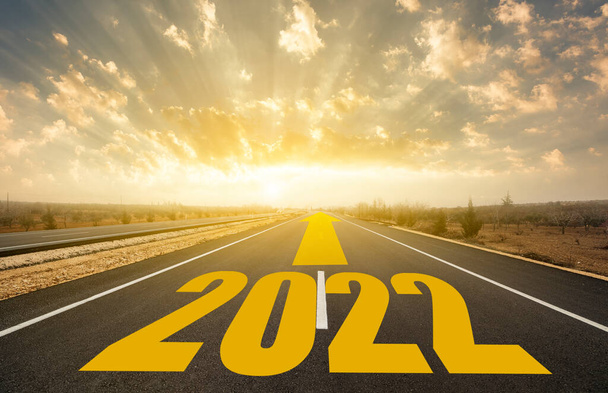 Slovo 2022 napsané na dálnici. Koncepce pro nový rok 2022 - Fotografie, Obrázek