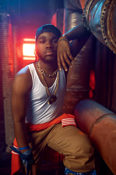 Stylish rapper in yellow hoodie and baseball cap - Foto, Imagem