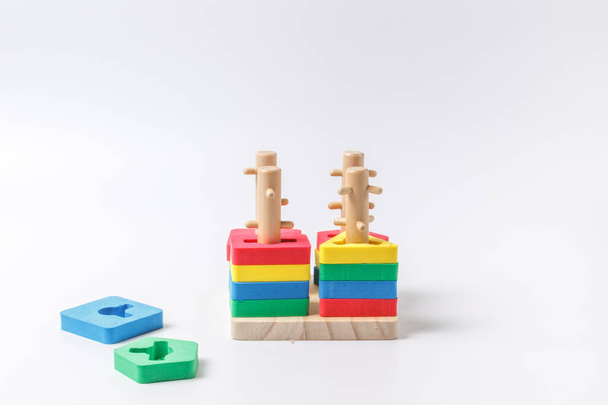 Dětská vzdělávací hračka vyrobená z přírodních ekologických materiálů. Pyramida, třídič pro rozvoj jemných motorických dovedností a logiky - Fotografie, Obrázek